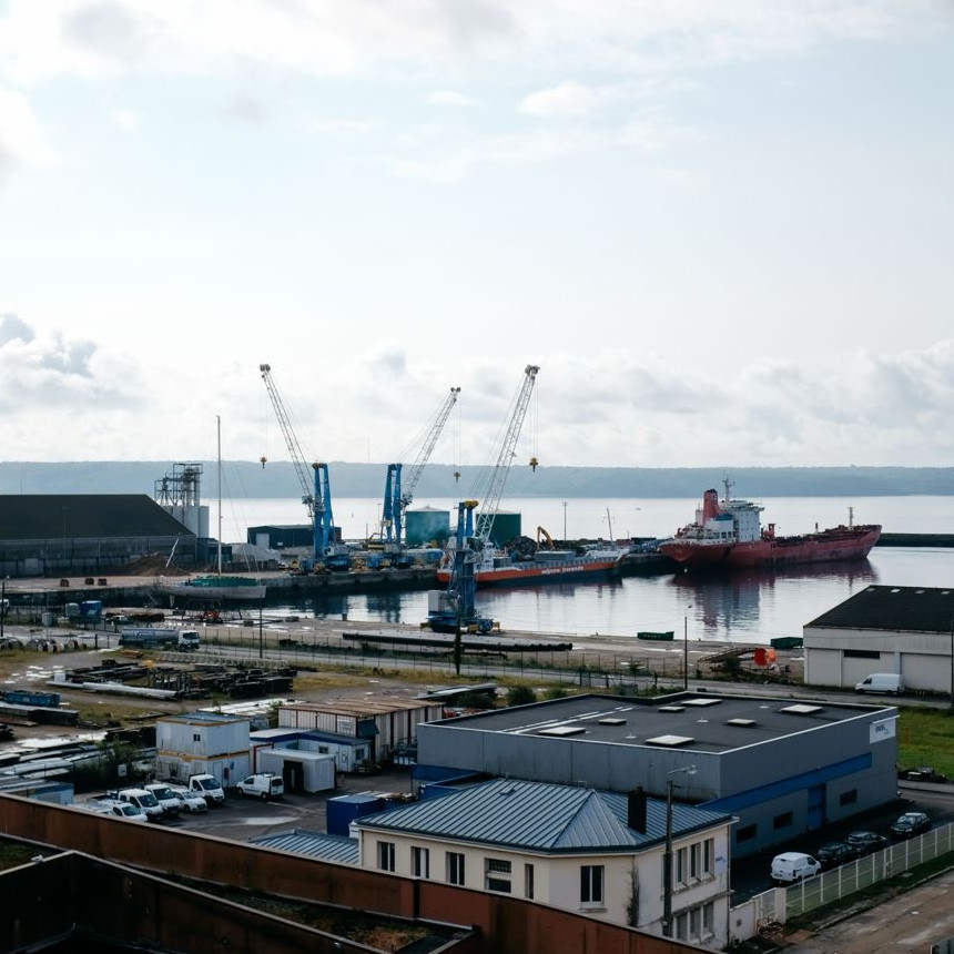Porto commerciale con gru e navi all'ormeggio